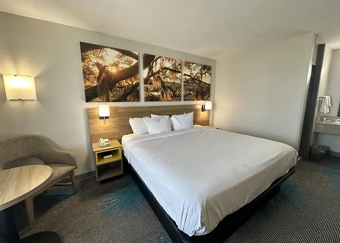 Days Inn By Wyndham Adel I-75